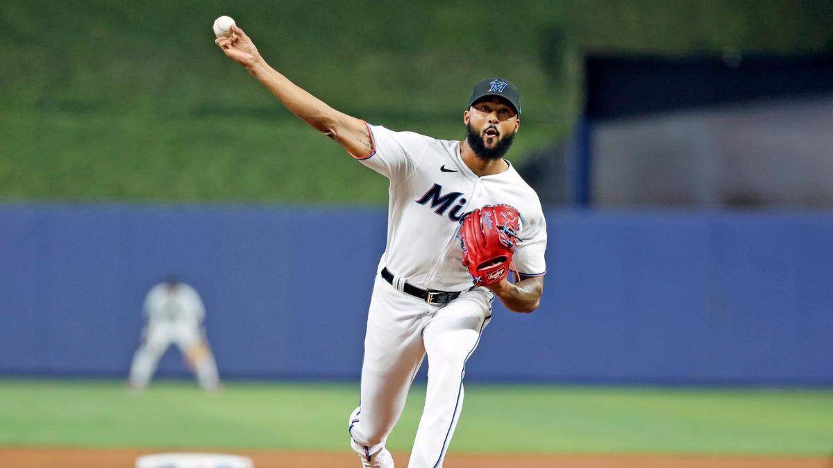El abridor de los Marlins Sandy Alcántara lanza en el primer inning del partido contra los Bravos de Atlanta, celebrado el 2 de mayo de 2023 en Miami.
