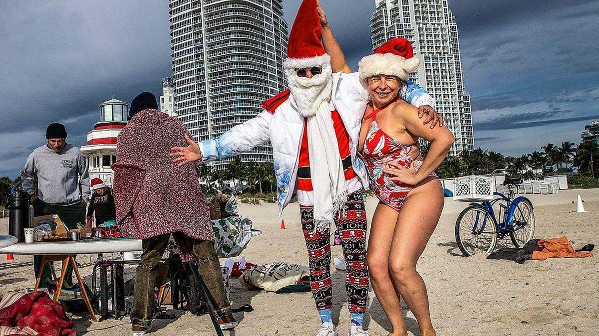En esta foto de archivo del 24 de diciembre de 2022, cuando el mercurio bajó a los 48 grados Fahrenheit en Miami, Marina Mak, de South Beach, posó con su amigo, Mario Fauret, vestido como Santa Claus. 