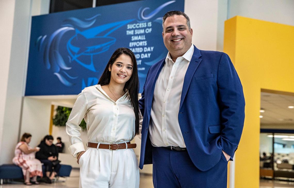 Enrique Infazón, decano de la Escuela de Educación Continua del Miami Dade College, con Georgina Mantilla, graduada del programa de ESOL, y ahora empleada del Departamento de Educación Continua en el campus de Hialeah del Miami Dade College.