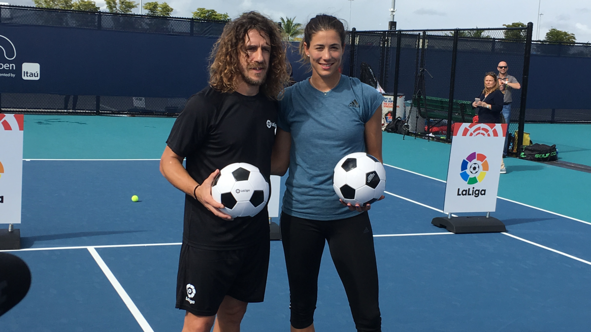 La tenista española Garbiñe Muguruza y su compatriota, el exfutbolista del Barcelona Carles Puyol, compartieron la pista este miércoles en el Miami Open en el Hard Rock Stadium de Miami Garden, Florida.