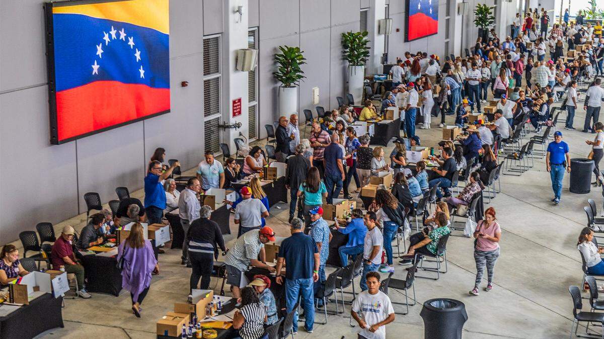 Miles de venezolanos exiliados participaron en las elecciones primarias para elegir al candidato de la oposición para las elecciones presidenciales del próximo año en el Miami Dade College West Campus en Doral, el domingo 22 de octubre de 2023.