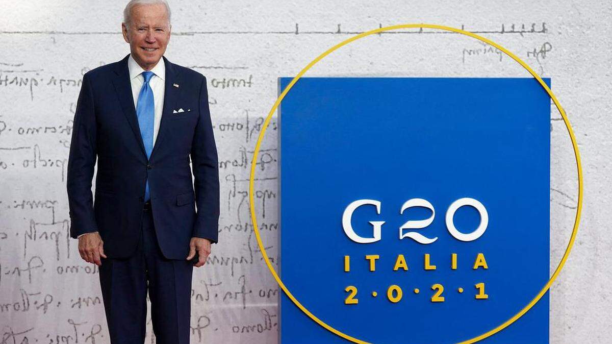 El presidente de Estados Unidos, Joe Biden, posa para una fotografía cuando llega a la cumbre de líderes del G20 en Roma el 30 de octubre de 2021. Foto de KEVIN LAMARQUE / POOL / AFP