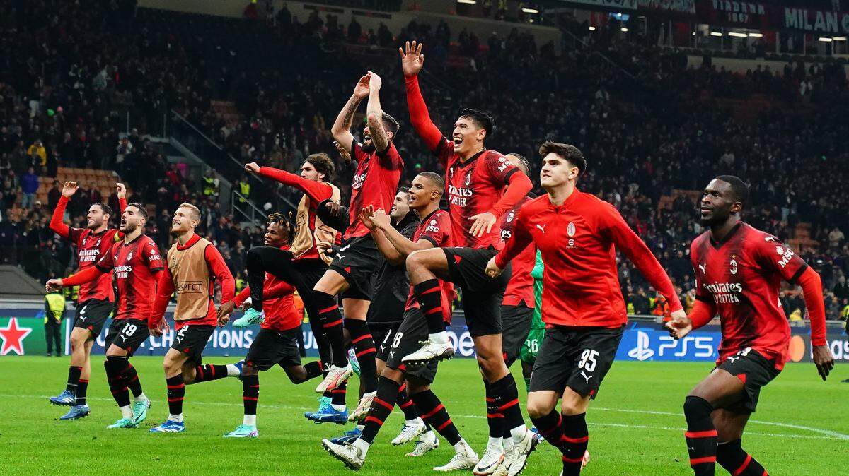 Los jugadores del AC Milan celebran tras derrotar 2-1 al Paris Saint-Germain este martes 7 de noviembre de 2023 en San Siro, tras disputarse la cuarta jornada de la Liga de Campeones. 