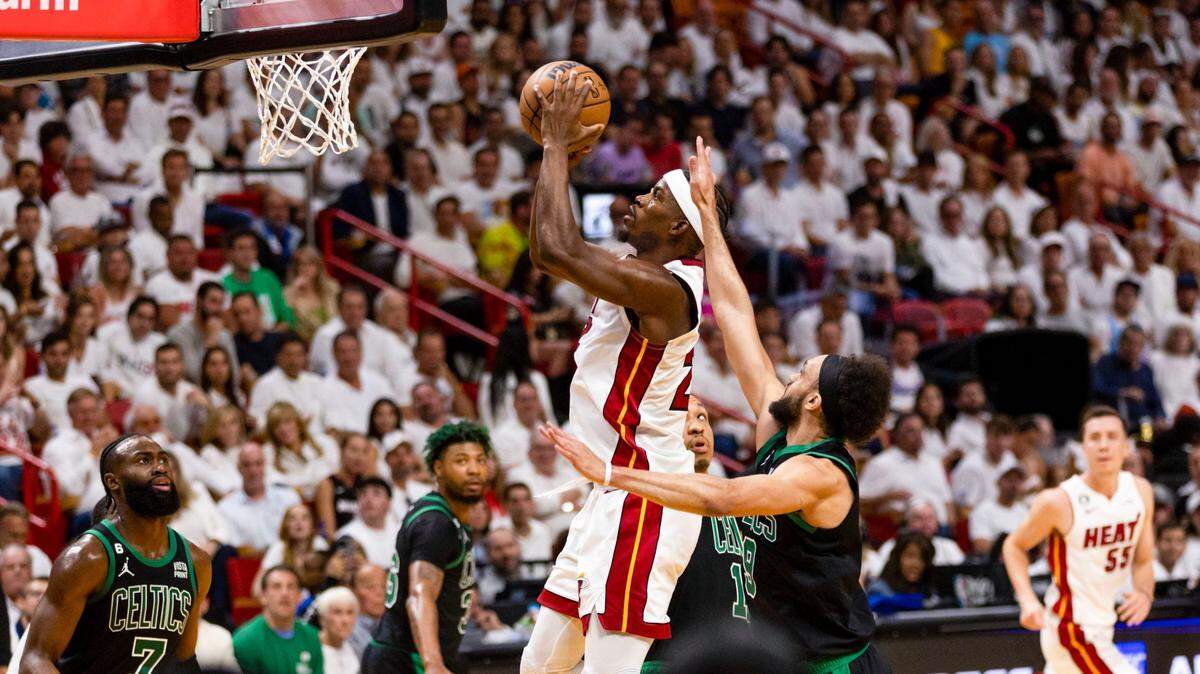 El jugador del Heat Jimmy Butler (22) tira al aro ante la marca de Derrick White, de los Celtics de Boston, en el tercer partido de las Finales del Este, celebrado el 21 de mayo de 2023 en Miami.