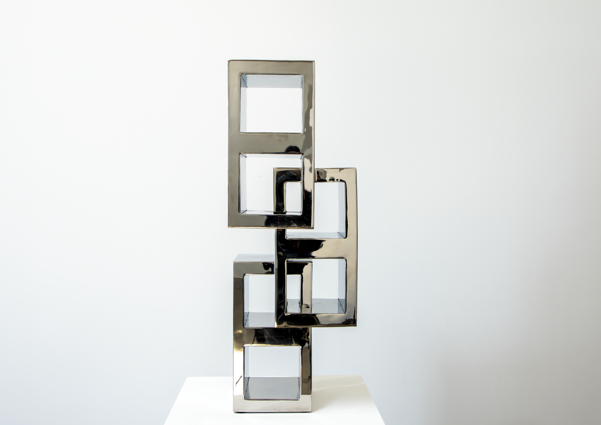 ‘Divergent Structure’ es una estructura ascendente que, en forma de columna, se yergue a través de módulos rectangulares.