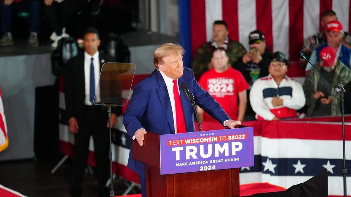 El expresidente Donald Trump da un discurso en un mitin ante sus seguidores en Waukesha, Wisconsin, el miércoles 1 de mayo de 2024.