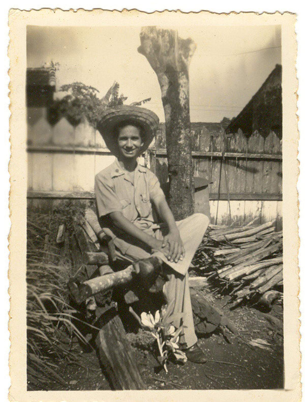 Agustín Román viste con un tradicional sombrero de yarey en la finca Casas Viejas durante su adolescencia en los exuberantes campos de Cuba.