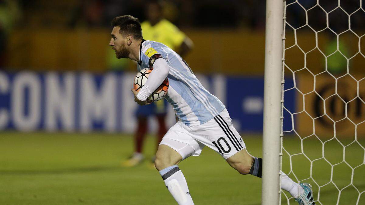 Lionel Messi corre con la pelota en un partido entre Argentina y Ecuador el 10 de octubre de 2017.