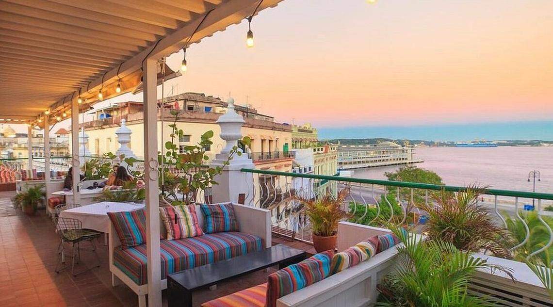 Laura Salazar, la responsable de Loft Bahía, cuenta que LoftBahía esta entre los negocios que permanecen abiertos. LoftBahía ofrece impresionantes vistas de la bahía y la ciudad desde una de las terrazas más privilegiadas de la Habana Vieja. y ofrece cócteles, deliciosa comida y sesiones de DJ en vivo.