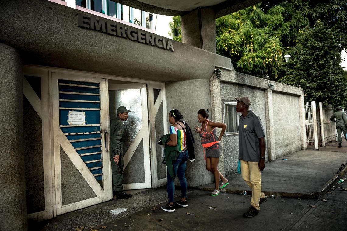 Vásquez y su madre piden ayuda en el quinto hospital al que se acercaron después de que se le rompió la fuente.