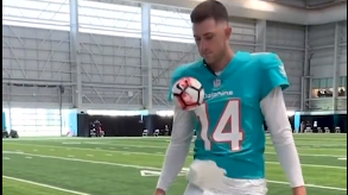 El quarterback Mike White domina la pelota en el video de bienvenida de los Dolphins a Lionel Messi.