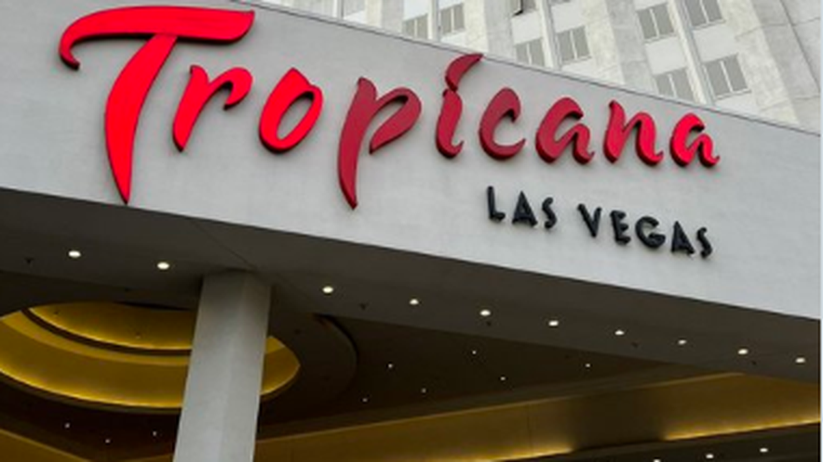 El hotel y casino Tropicana Las Vegas, uno de los emblemas de la “Ciudad del Pecado” durante más de seis décadas, cerrará sus puertas en los próximos meses para dar lugar a un estadio de béisbol de $1,500 millones que albergará a los Atléticos de Oakland, informó Bally’s Corp. el lunes.