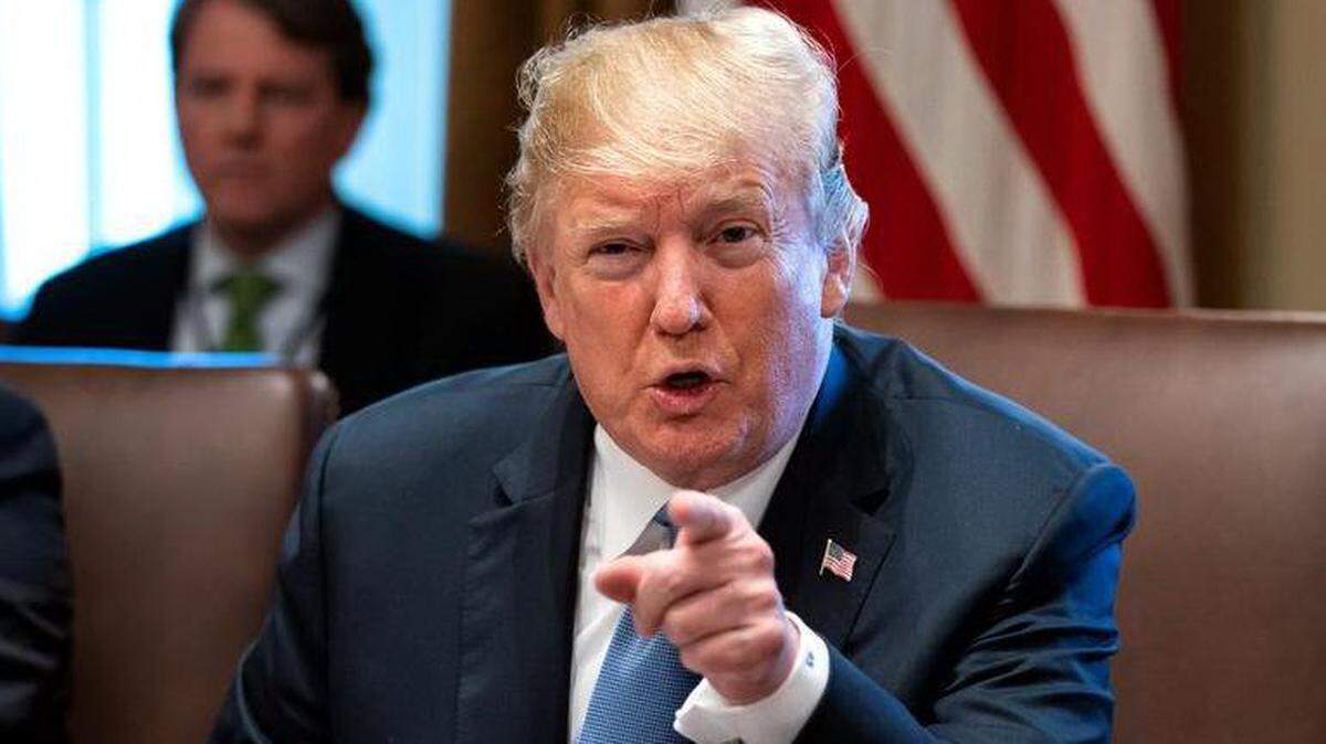 El presidente de EEUU, Donald Trump, se dirige a los medios antes de su reunión con los miembros de su administración en la Sala del Gabinete de la Casa Blanca, en Washington el 21 de junio de 2018.