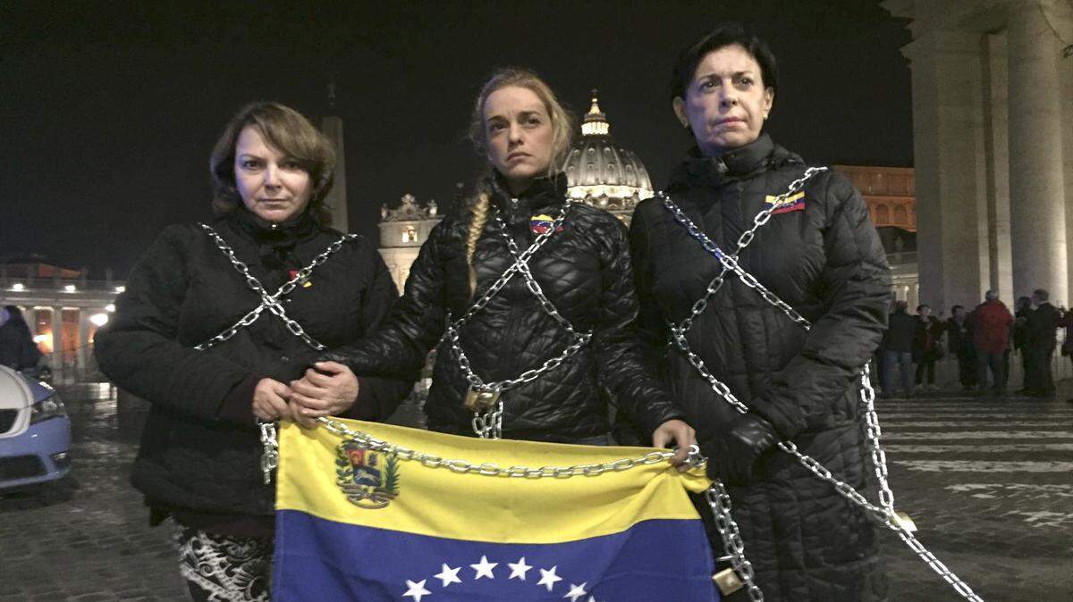 La esposa del preso político venezolano Leopoldo López, Lilian Tintori (c), se encadenó frente al Vaticano para pedir la liberación de todos los "presos políticos" en la próxima reunión de diálogo entre la oposición y el Gobierno de este martes. Junto a ella se encadenaron también Antonieta López (d), madre de Leopoldo López, y Mitzy Capriles de Ledezma (i), esposa del alcalde de Caracas, Antonio Ledezma. 