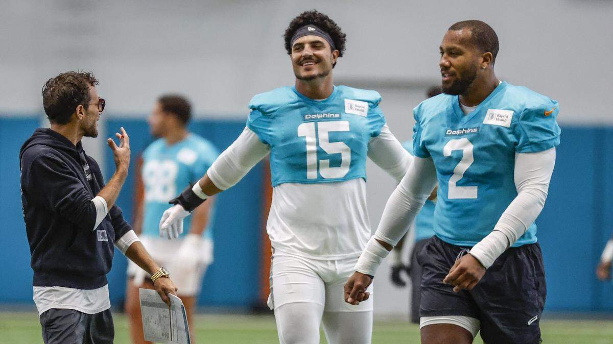 El entrenador de los Dolphins Mike McDaniel interactúa con los linebackers Jaelan Phillips (15) y Bradley Chubb (2) durante una práctica el 24 de julio de 2025 en Miami Gardens, Florida.