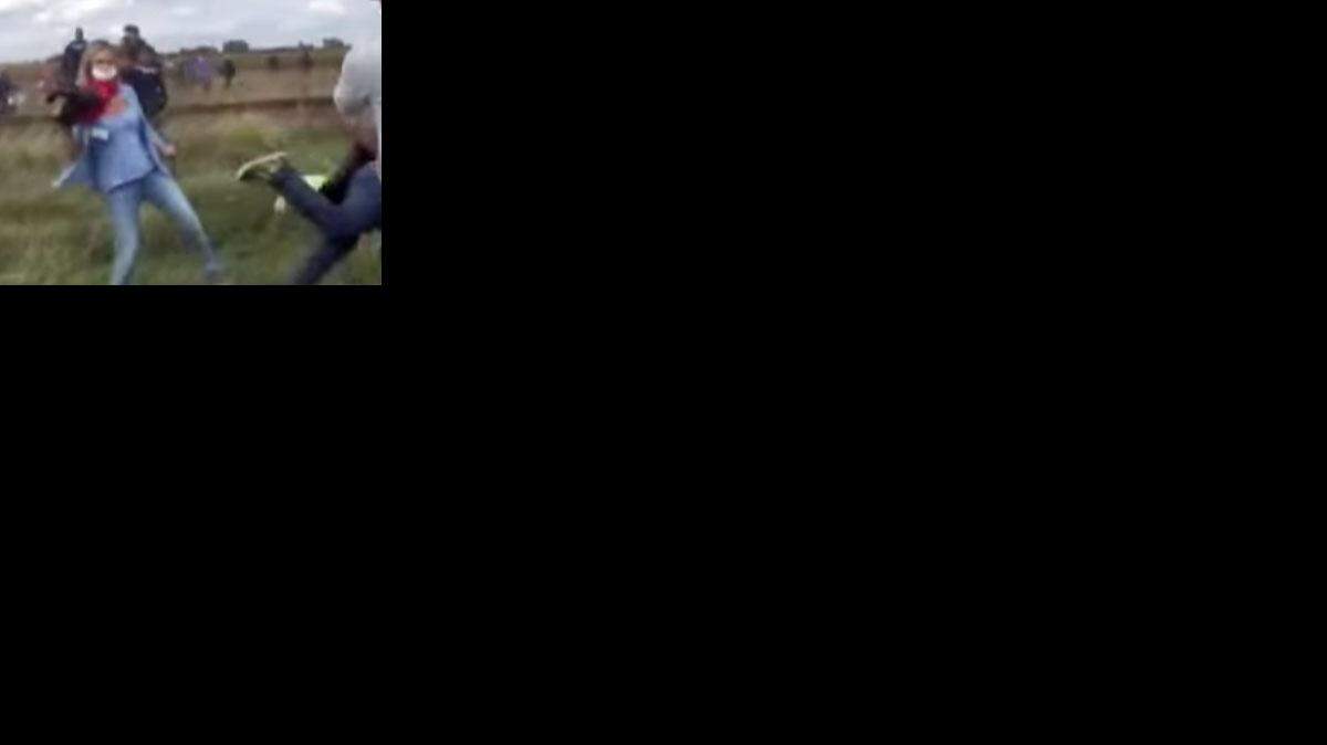 En videos difundidos por internet, se ve a Laszlo pateando a por lo menos un inmigrante.