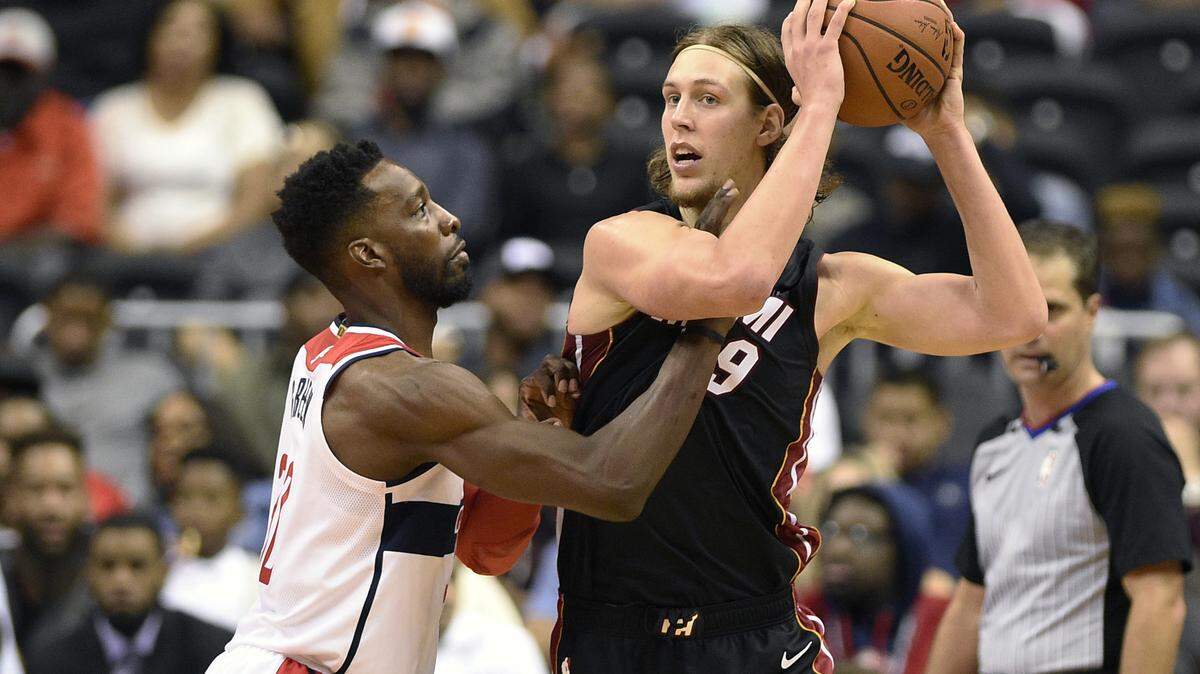 El jugador de los Wizards Jeff Green (izq.) defiende a Kelly Olynyk (9), de Heat, el pasado 5 de octubre en Washington.