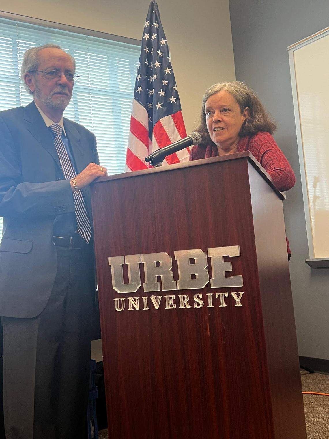 El periodista venezolano Eduardo Sapene y su esposa Fina en un evento en URBE University.