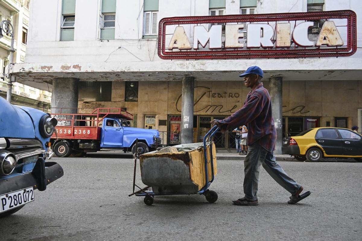 Cubanos de Miami y de la isla reaccionaron a la confirmación de que existen conversaciones entre la administración Trump y el gobierno cubano, según confirmó Miguel Díaz-Canel en una comparecencia en La Habana el 13 de marzo. En la foto, una persona recoge materiales reciclables en La Habana, el 13 de marzo del 2026.