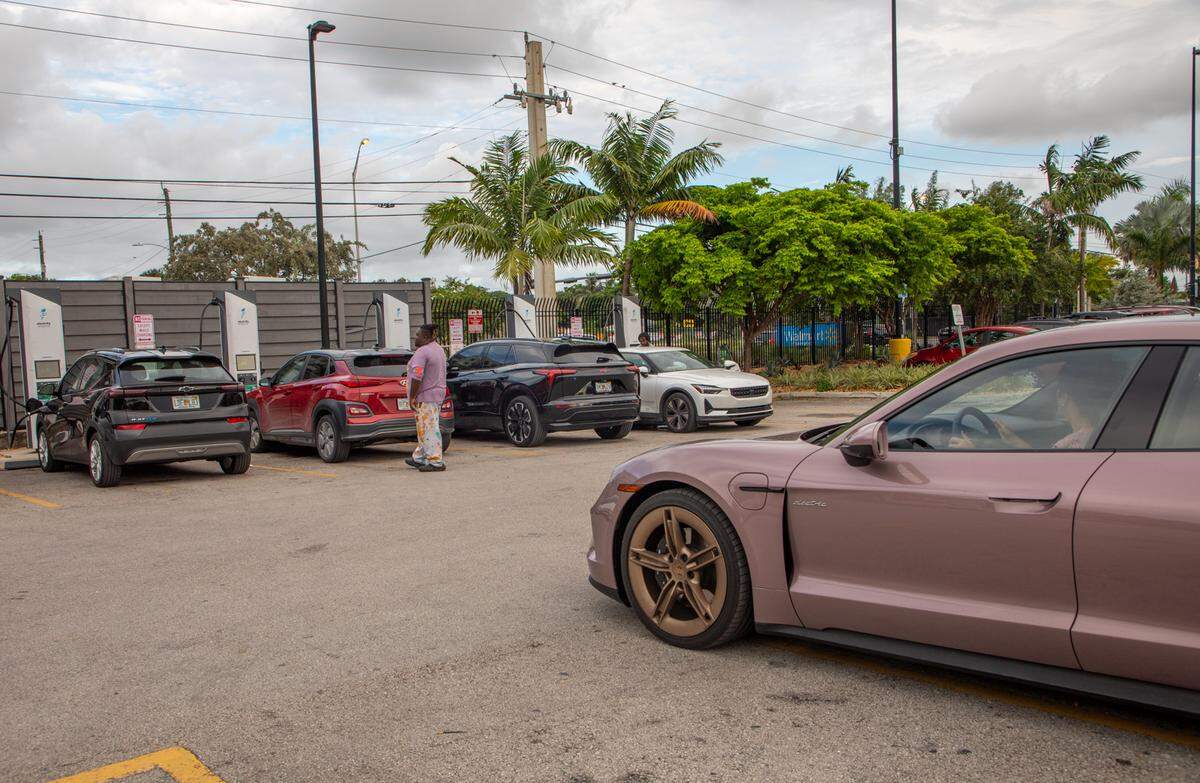  Tang espera en la fila para cargar su auto eléctrico en el Walmart en Hialeah el viernes 28 de agosto. 