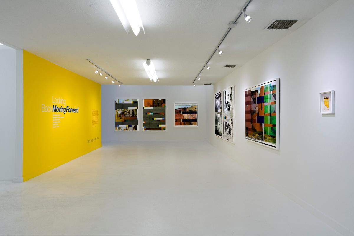 Obras en sala de la exhibición ‘Looking Back Moving Forward” en Durban Segnini Gallery. En la foto instalación en la pared de obras de Balteo-Yazbeck.