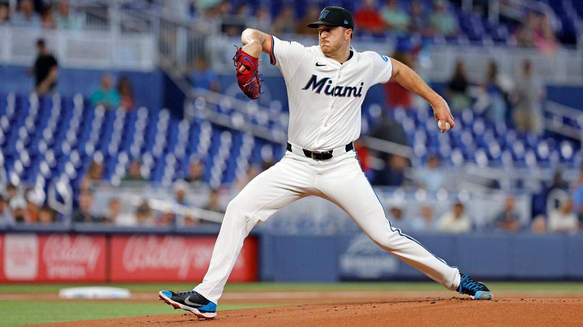 El abridor de los Marlins Trevor Rogers lanza en el primer inning del partido contra los Gigantes de San Francisco, celebrado el 17 de abril de 2024 en Miami.