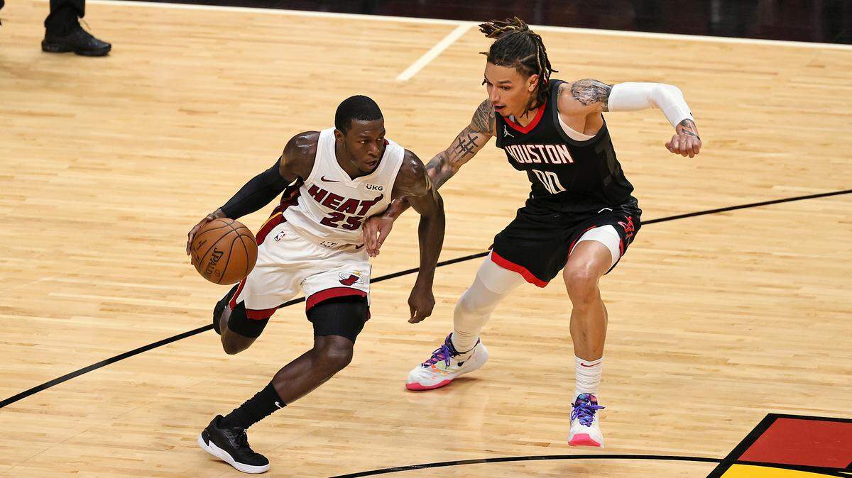 El jugador del Heat Kendrick Nunn (25) entra al aro ante la marca de D.J. Wilson, de los Rockets de Houston, en el primer cuarto del partido celebrado el 19 de abril de 2021 en Miami.