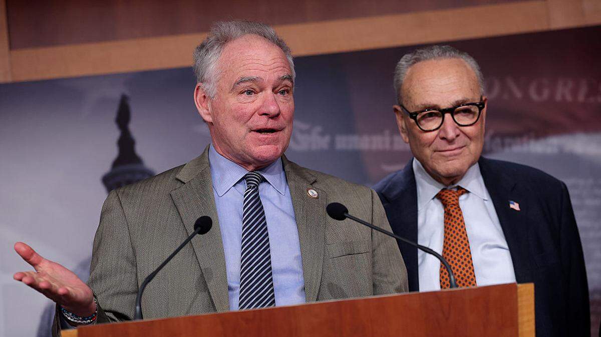 El senador Tim Kaine, demócrata de Virginia (izq.), ofrece una conferencia de prensa junto al líder de la minoría del Senado, Chuck Schumer (demócrata de Nueva York), sobre la situación en Venezuela, el jueves 8 de enero de 2026, en el Capitolio de Washington DC.