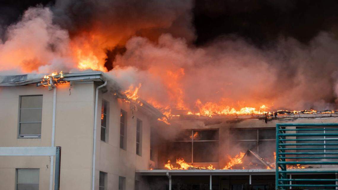 Investigan si rayos causaron incendio que destruyó laboratorio de universidad en Florida