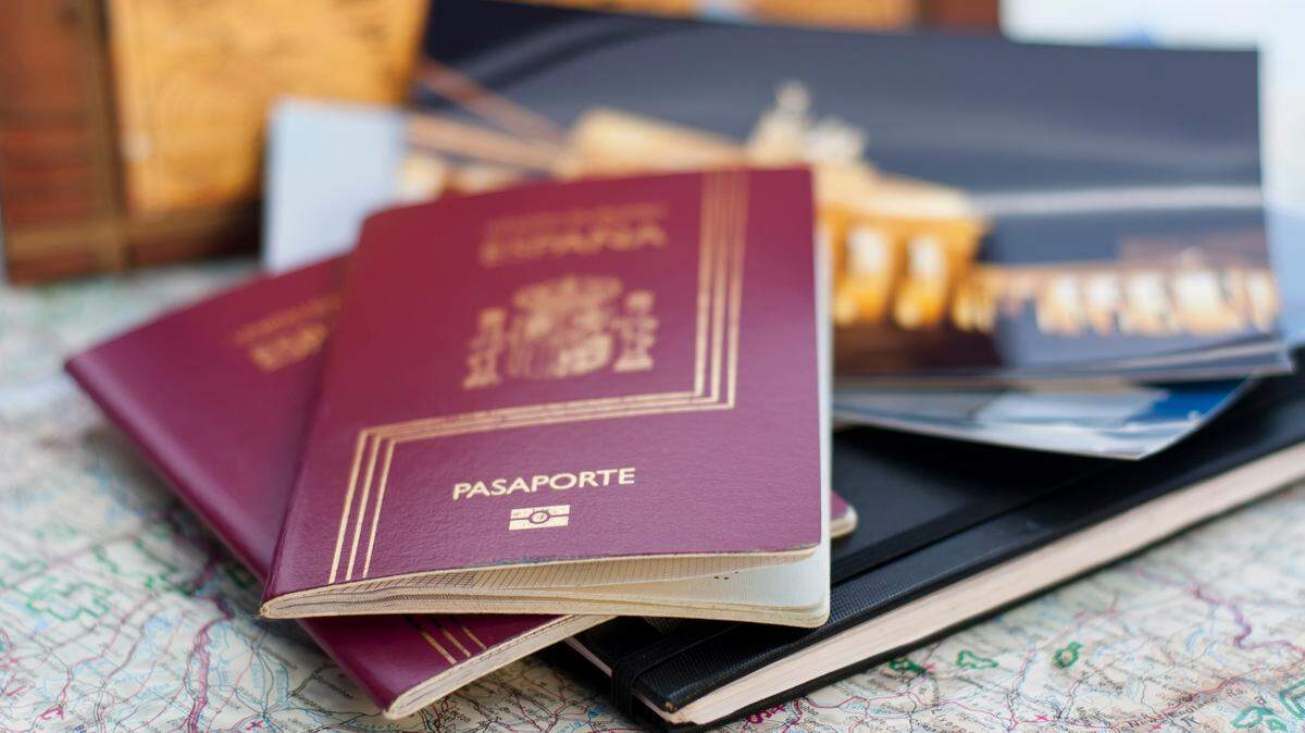 Foto de archivo de pasaportes españoles. La Ley de Memoria Democrática (LMD) o Ley de Nietos ha permitido a miles de cubanos y latinoamericanos optar por la nacionalidad de España si cumplen los requisitos.