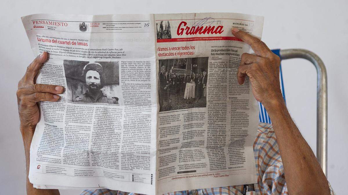 Un anciano lee el diario oficial, Granma, en La Habana. Archivo.