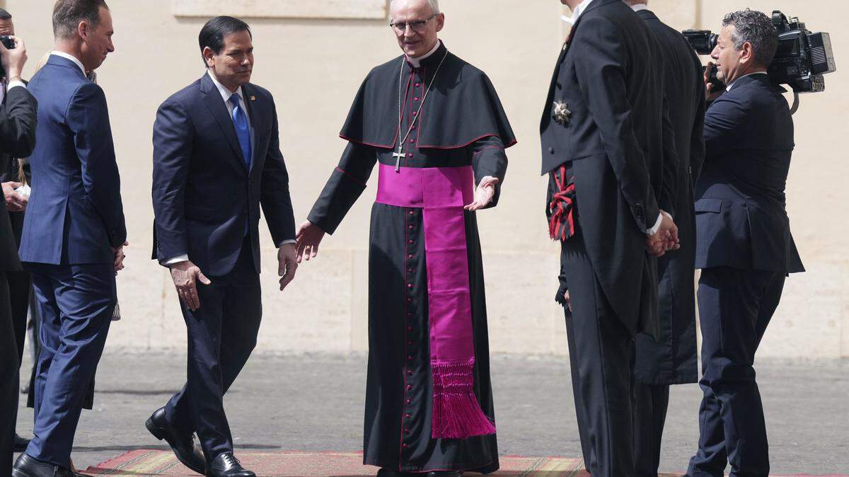 El secretario de Estado de Estados Unidos, Marco Rubio, es recibido por el nuevo prefecto de la Casa Pontificia, el arzobispo Petar Rajic, al llegar al patio de San Dámaso en el Vaticano antes de una audiencia privada con el papa León XIV el 7 de mayo de 2026.