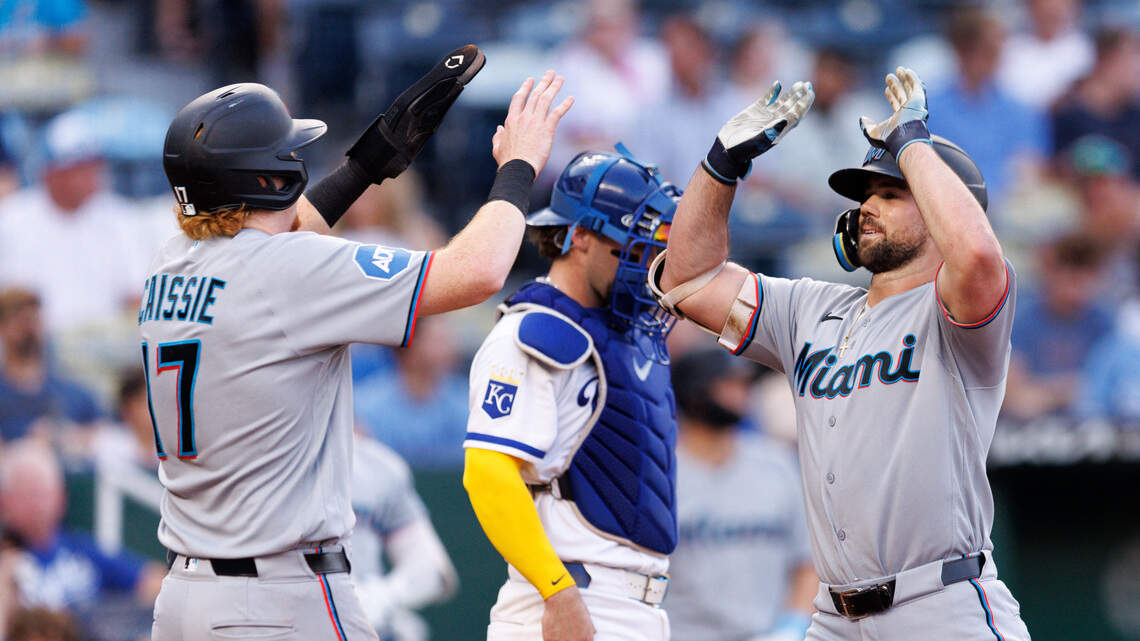 Pauley se luce con el bate en Kansas City y los Marlins respiran en la carrera por el comodín