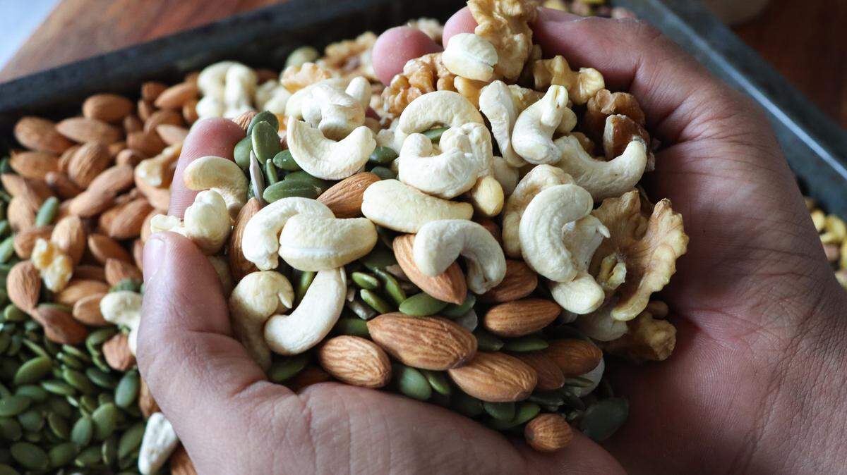 Alimentos ricos en vitamina E incluyen aguacate, almendras, nueces, maní, plátano, salmón, bacalao, cerdo, huevo, arroz, yogur griego, aceite de oliva virgen y jamón ibérico, entre otros.