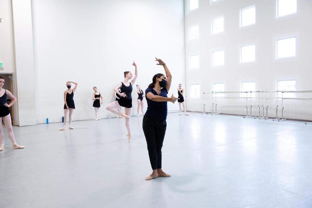  “La representación importa y es importante mostrarles a estos jóvenes bailarines que hay un espacio para ellos, que son vistos y valorados”, dice Kareen Pauld Camargo, aquí impartiendo una clase. 