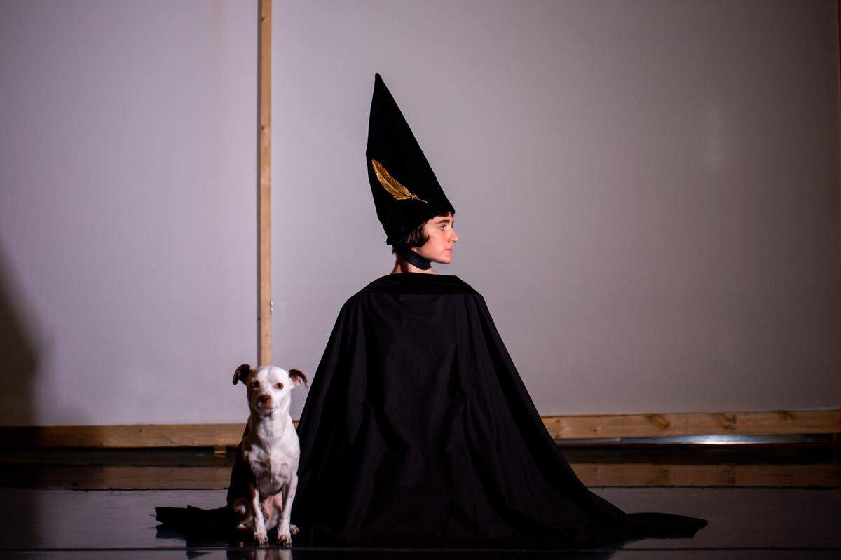 “Esta es una experiencia mucho más íntima”, confiesa Meredith Barton. El perro a su lado no participa en la obra, solo esta ahí porque ama a Meredith y porque los perros son protectores de la naturaleza. 