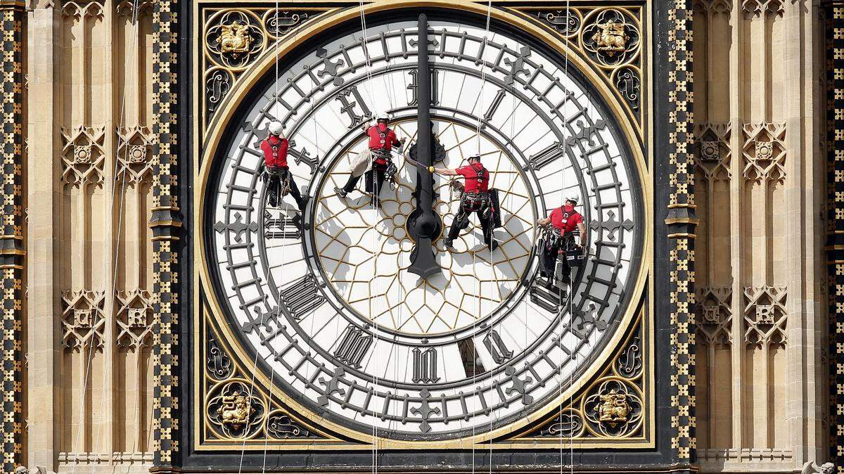 Con casi cien metros de altura y unas esferas del tamaño de un autobús de dos pisos, el Big Ben vuelve ahora a cautivar la mirada de transeúntes y cámaras después de cinco años de una cuidadosa restauración.