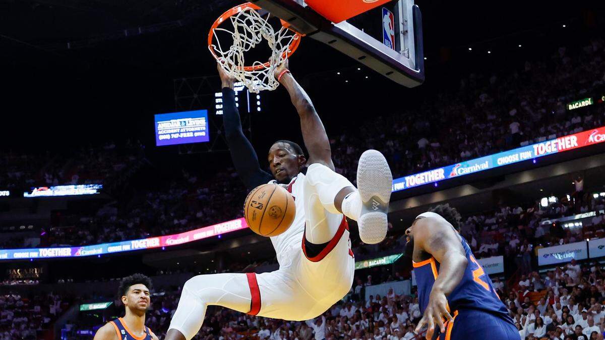 El jugador del Heat Bam Adebayo clava la pelota ante la defensa de los Knicks de Nueva York, en el sexto partido de la segunda ronda de los playoffs, celebrado el 12 de mayo de 2023 en Miami.