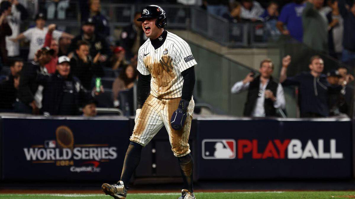El torpedero de los Yankees Anthony Volpe celebra tras anotar una carrera en el octavo inning ante los Dodgers de Los Angeles, en el cuarto juego de la Serie Mundial celebrado el 29 de octubre de 2024 en Nueva York.