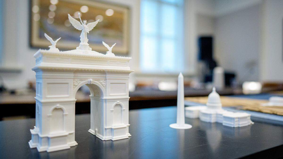 Se observa una maqueta del arco propuesto por el presidente Donald Trump para conmemorar el 250 aniversario del país, junto a modelos del Monumento a Washington y del edificio del Capitolio de Estados Unidos, sobre una mesa durante una reunión pública de la Comisión de Bellas Artes el 16 de abril de 2026 en Washington, DC.