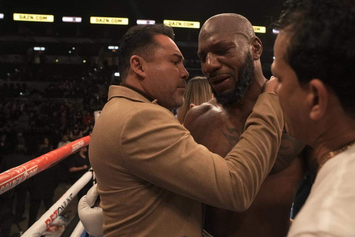 OSCAR DE LA HOYA consuela a Yunieski González tras su derrota ante Gilberto Ramírez, el sábado 18 de diciembre de 2021 en San Antonio, Texas.