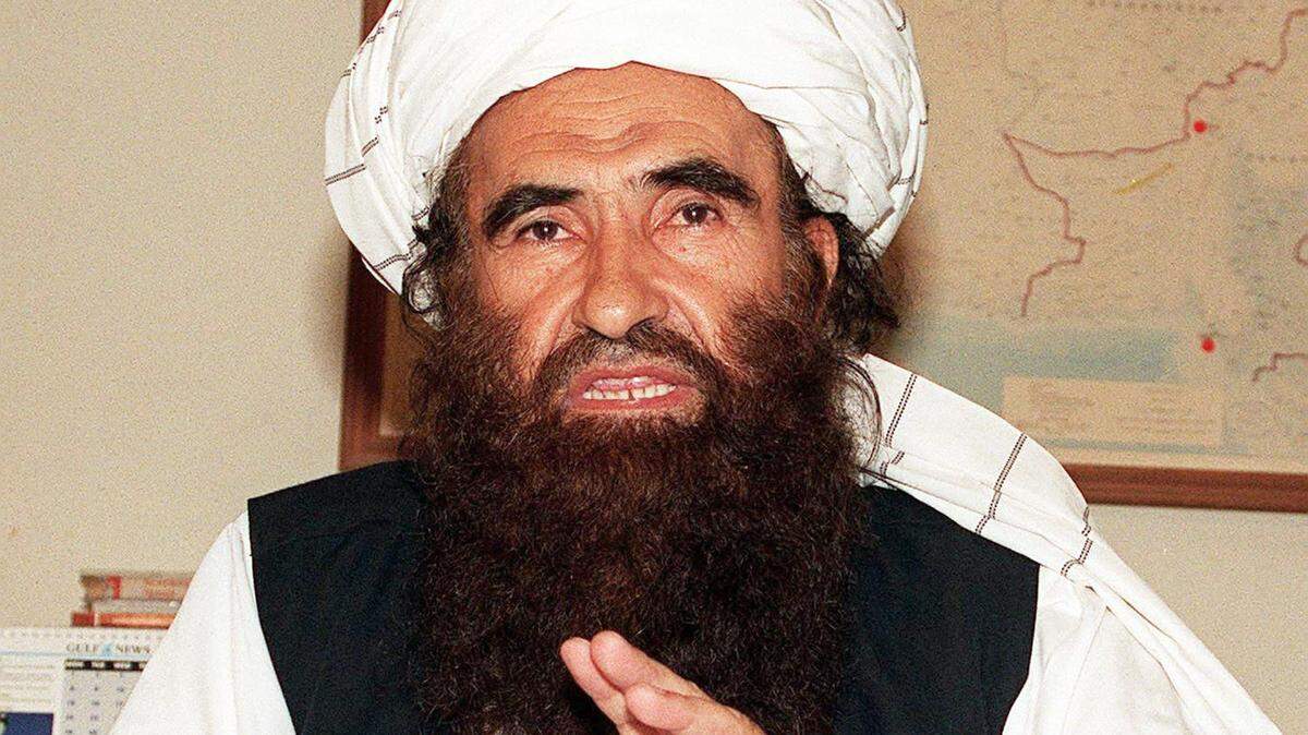 Jalaluddin Haqqani habla con la prensa en Islamabad, Pakistán, el 19 de octubre de 2001. El cabello eternamente cubierto por el turbante tradicional de la etnia pastún, el ‘patkai’ o ‘longai’.