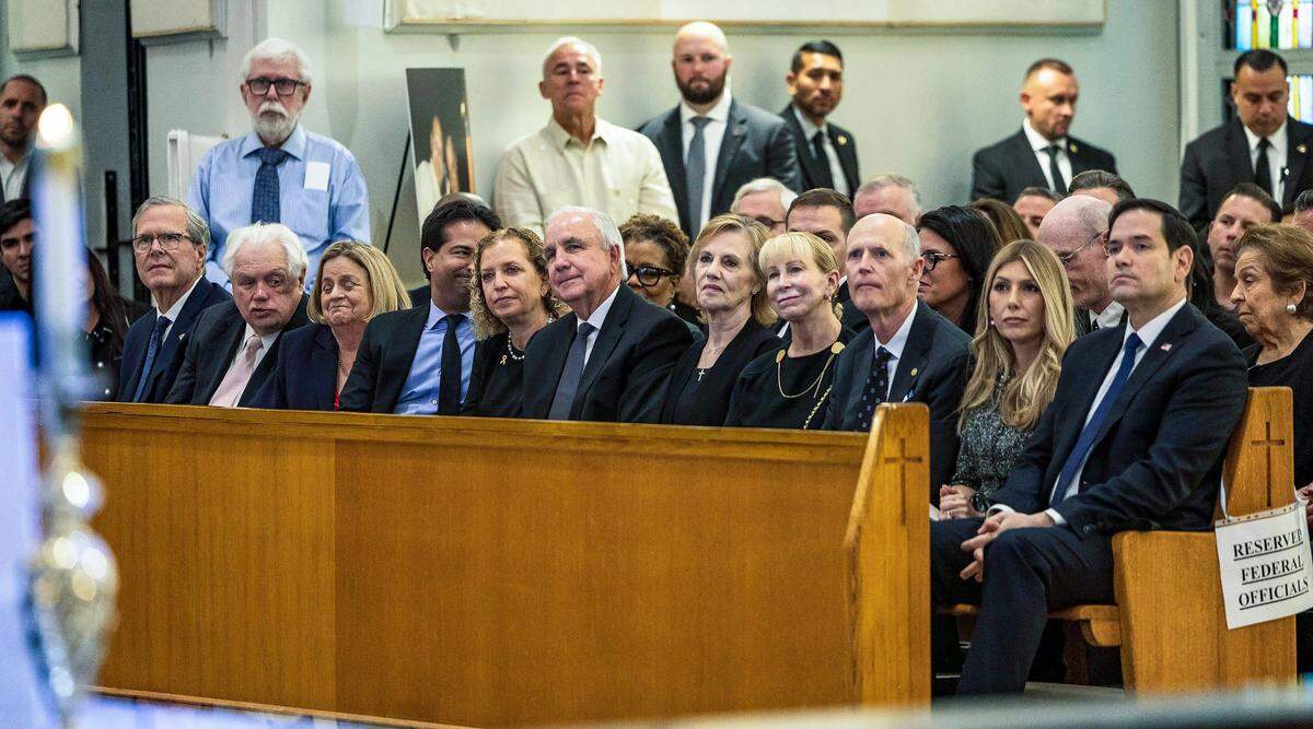 Desde la izquierda: el exgobernador Jeb Bush, Dexter e Ileana Ross-Lethinen, la congresista Debbie Wasserman Schultz, el congresista Carlos Jiménez, el senador Rick Scot y el secretario de estado Marco Rubio asistieron al servicio para honrar al ex congresista estadounidense Lincoln Díaz-Barlart.