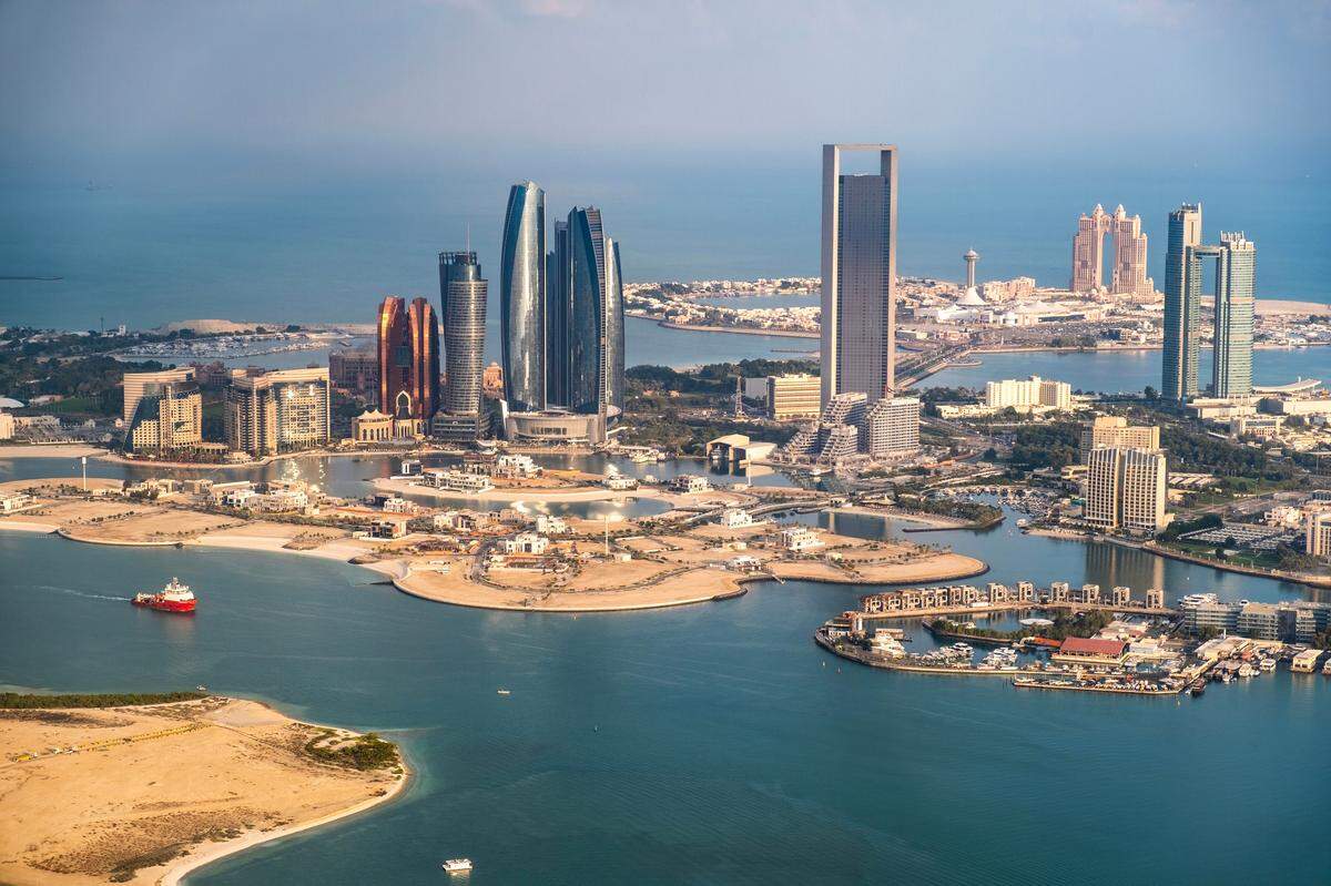 Horizonte urbano de Abu Dabi, en Emiratos Árabes Unidos.