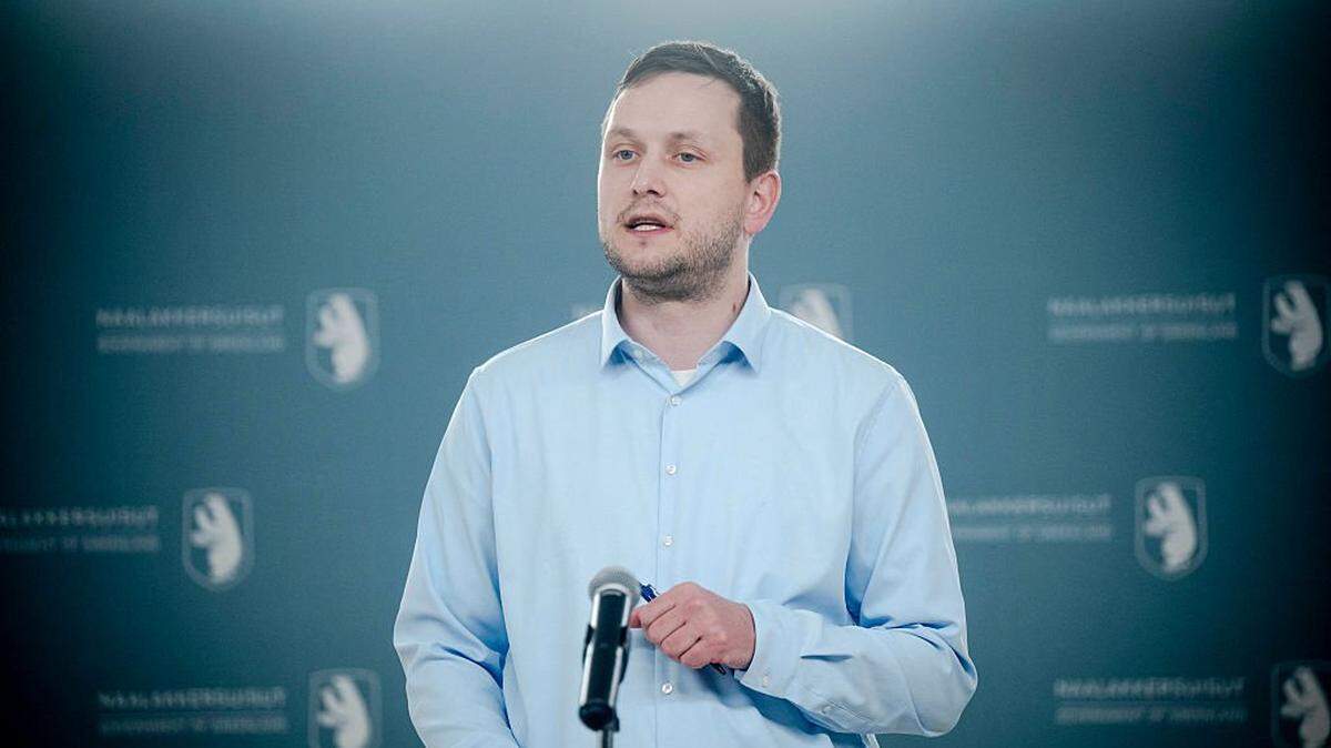 El jefe de gobierno de Groenlandia, Jens-Frederik Nielsen, ofrece una rueda de prensa en Nuuk, Groenlandia, el 5 de enero de 2026. Cualquier ataque estadounidense contra un aliado de la OTAN significaría el fin de “todo”, advirtió el primer ministro danés el 5 de enero de 2026, después de que el presidente estadounidense Donald Trump reiterara su deseo de anexionarse Groenlandia.