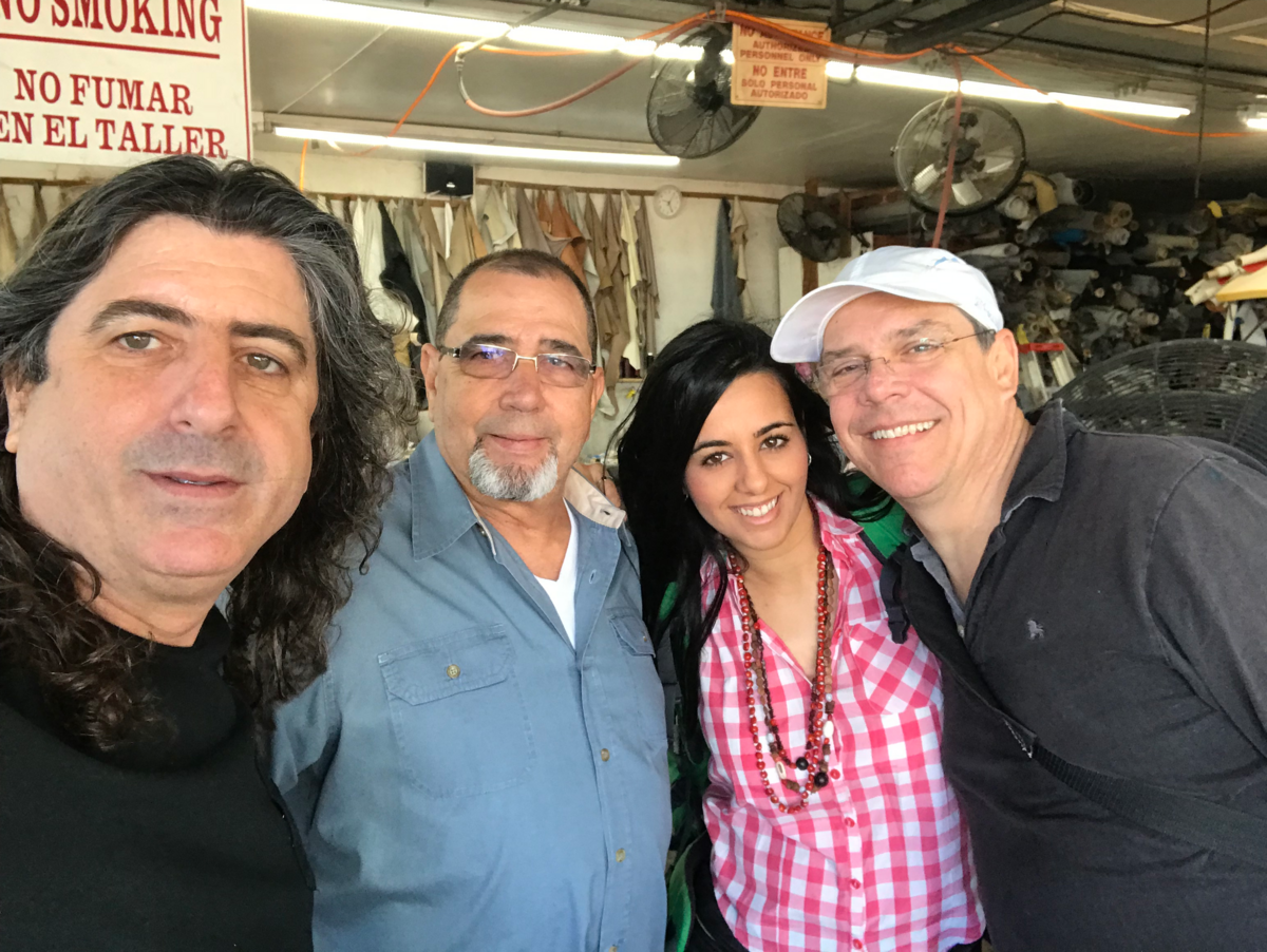 El director Lilo Vilaplana (izq) durante un receso de la filmación de “Irene en La Habana” junto a los actores Carlos Cruz e Irene Díaz y el guionista Juan Manuel Cao.