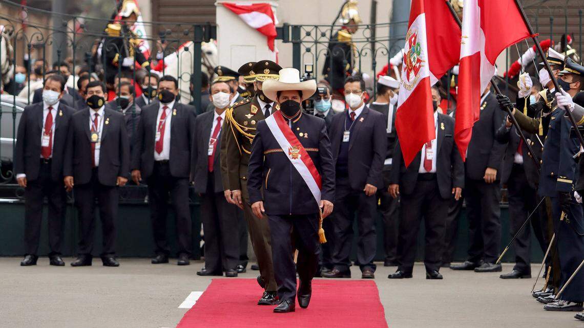 Una foto difundida por la oficina de prensa de la Presidencia del Perú muestra al presidente Pedro Castillo saludando a la bandera nacional al salir del Congreso, luego de su ceremonia de toma de posesión en Lima, el 28 de julio de 2021.