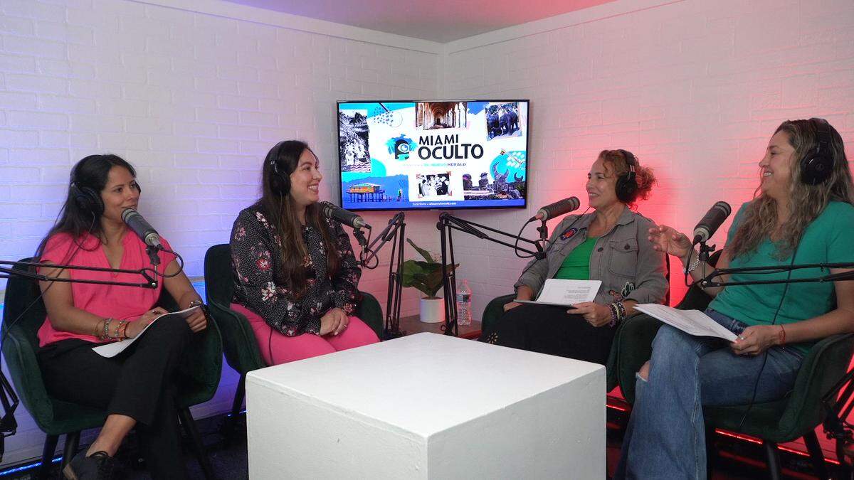 (Izquierda) Las invitadas Verónica Egui Brito y JennyLee Molina y Sarah Moreno y Jessica Serrano (derecha).