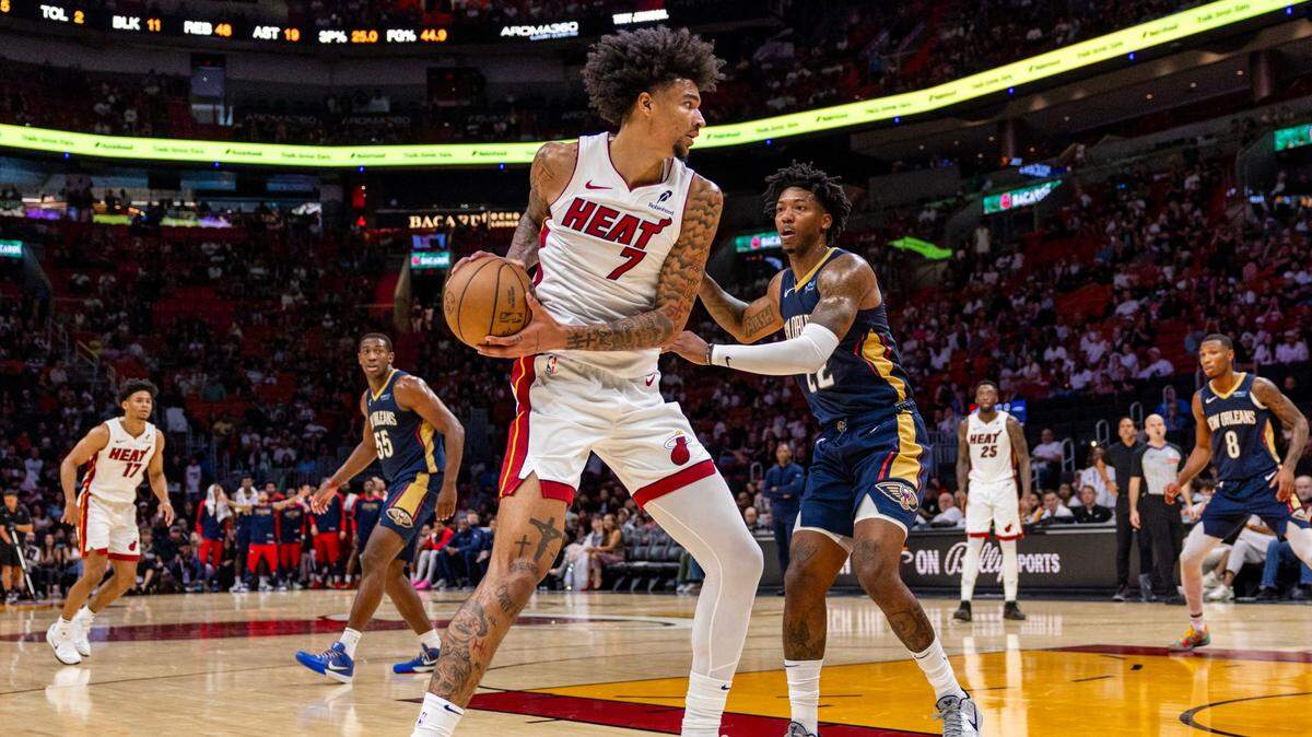 El centro novato del Heat Kel’el Ware (izq.) trata de superar la marca de Elfrid Payton, de los Pelicans de Nueva Orleans, en el partido celebrado el 13 de octubre de 2024 en Miami.
