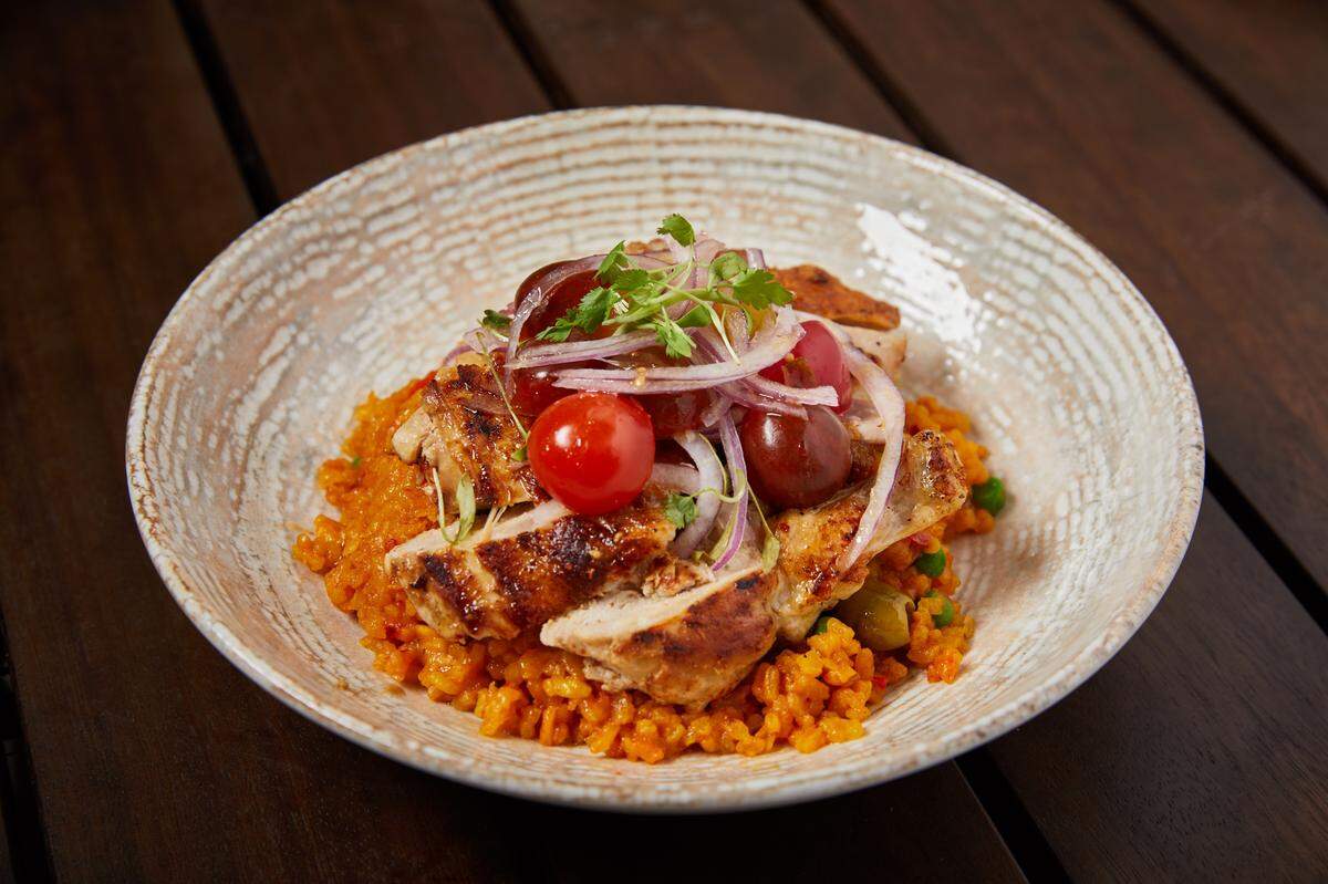 La prestigiosa chef ganadora del premio James Beard, Michelle Bernstein, aporta su gran destreza culinaria con una versión contemporánea de platos de estilo cubano en el restaurante La Trova.